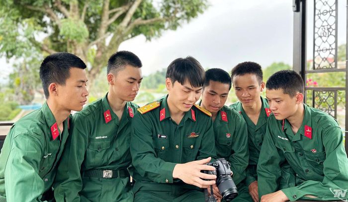 Cán bộ, chiến sĩ Tiểu đoàn 3 (Lữ đoàn 210) lưu lại những hình ảnh hoạt động của đơn vị, đăng tải lên các trang mạng xã hội nhằm tăng cường kết nối giữa quân nhân với gia đình.