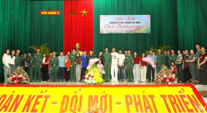 Gia đình các chiến sĩ Tiểu đoàn 2, Lữ đoàn 409, thăm và động viên con em trong Chương trình giao lưu chiến sĩ cũ - chiến sĩ mới năm 2026.