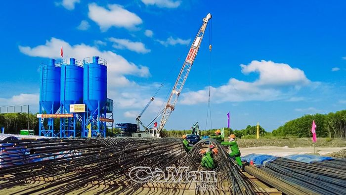 Các đơn vị thi công đang đẩy nhanh tuyến độ thực hiện Dự án tuyến đường bộ cao tốc Cà Mau - Đất Mũi. (Ảnh: Điểm thi công trên địa bàn ấp Khai Long, xã Đất Mũi)