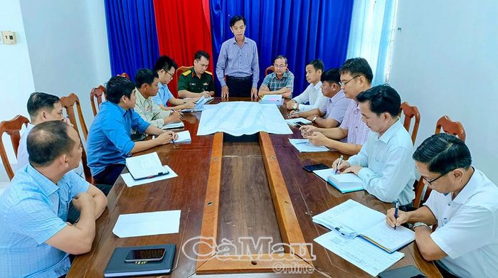 UBND xã Đất Mũi tổ chức buổi bàn giao mặt bằng Dự án tuyến đường bộ cao tốc Cà Mau - Đất Mũi đoạn trên địa bàn xã cho đơn vị thi công.