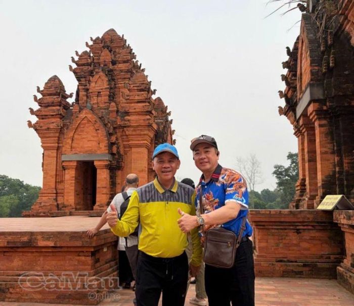 Nghệ nhân Hàng Tuấn Đức (bên phải) tại Làng Văn hoá - Du lịch các dân tộc Việt Nam, ngày 17/4/2026.