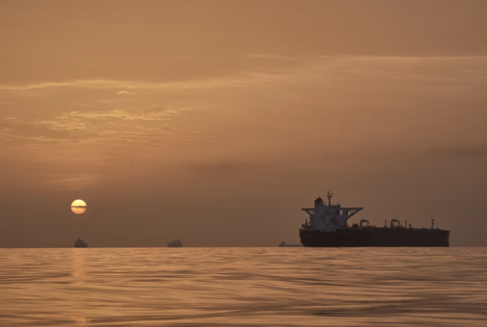 Mặt trời mọc phía sau những tàu chở dầu neo đậu ở eo biển Hormuz ngoài khơi đảo Qeshm. (Nguồn: AP) 