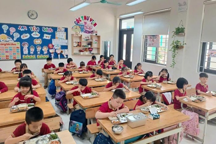 Các giải pháp được thực hiện nhằm bảo đảm an toàn trong bữa ăn bán trú cho học sinh. Ảnh: ĐH