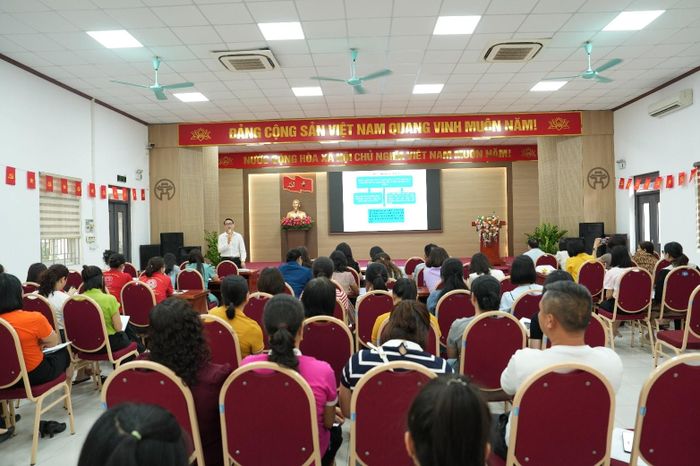 Hội nghị tuyên truyền, phổ biến kiến thức về an toàn thực phẩm cho 18 trường học công lập và các nhóm trẻ mầm non độc lập trên địa bàn xã Thuận An. Ảnh: Vân Thư