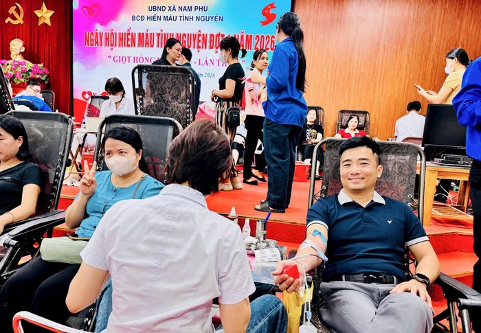 Anh Đặng Xuân Doanh, chuyên viên Ủy ban MTTQ Việt Nam xã đã hơn 10 lần tham gia hiến máu tình nguyện. Ảnh: Phương Xuyến