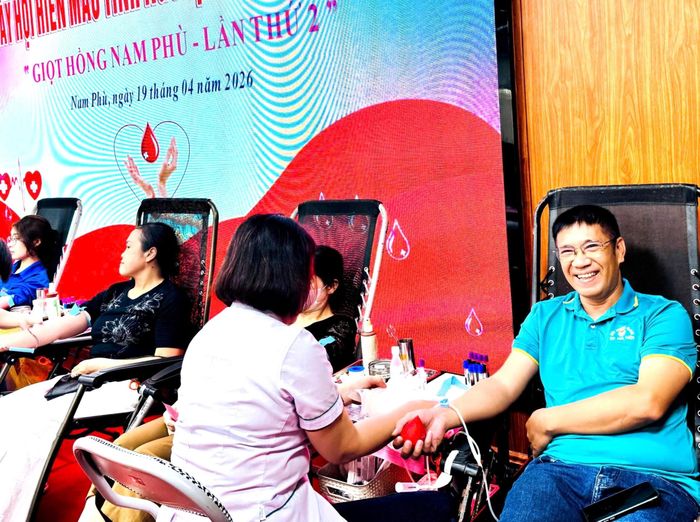 Phó Chủ tịch Ủy ban MTTQ Việt Nam xã Nam Phù Bùi Văn Bình tham gia hiến máu tình nguyện. Ảnh: Bảo Thoa