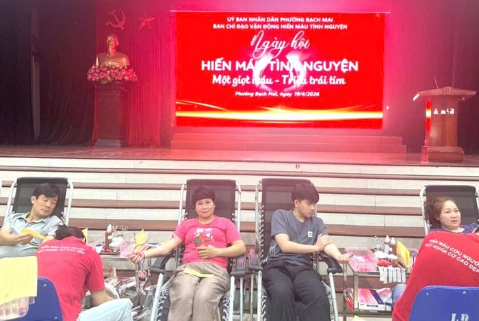 Ngày hội Hiến máu tình nguyện phường Bạch Mai thu hút đông đảo cán bộ, công chức, viên chức, chiến sĩ, người lao động và nhân dân trên địa bàn tham gia. Ảnh: PV