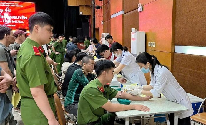 Đông đảo lực lượng từ các phòng, ban, đơn vị, tổ dân phố thuộc phường Bạch Mai tham gia công tác tổ chức, hướng dẫn người dân tham gia hiến máu. Ảnh: PV