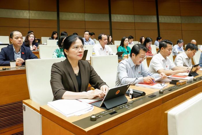 Phó Chủ tịch, Tổng Thư ký UBTƯ MTTQ Việt Nam Hà Thị Nga tham dự phiên họp (Ảnh: Quang Vinh)