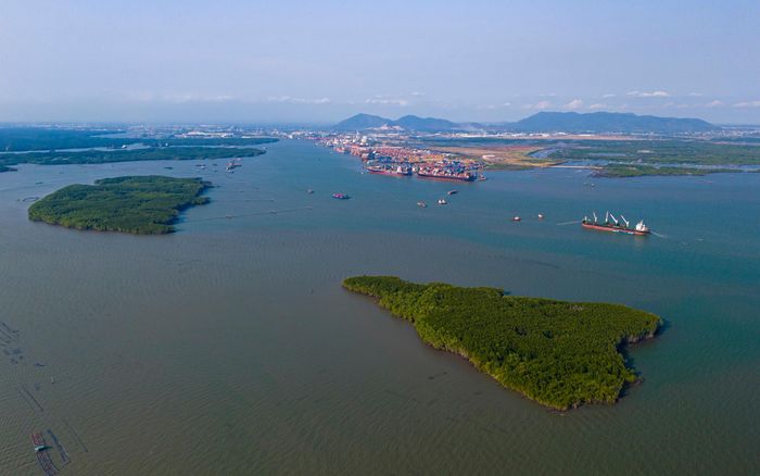  Cảng trung chuyển quốc tế Cần Giờ được xây dựng trên cù lao biệt lập chỉ cách cụm cảng Cái Mép - Thị Vải chưa đầy 2 km theo đường chim bay, hiện tại chưa có hệ thống giao thông đường bộ kết nối trực tiếp tới dự án. 