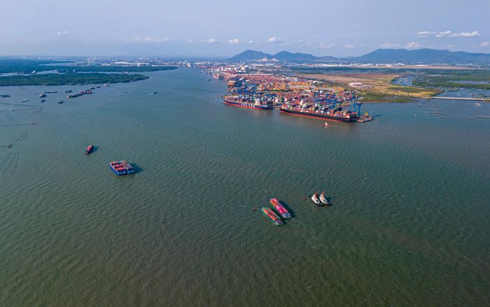  Tổng vốn đầu tư dự án là hơn 128.872 tỷ đồng (tương đương gần 5 tỷ USD quy đổi theo tỷ giá hiện tại), trong đó vốn góp của nhà đầu tư chiếm 15%, còn lại huy động từ các nguồn khác. Trong liên danh, Terminal Investment Limited Holding S.A. nắm 49%, VIMC sở hữu 36% và Cảng Sài Gòn nắm 15%. 