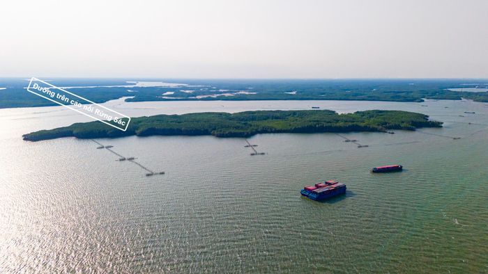  Sau năm 2030, TP.HCM tiếp tục làm đường kết nối từ vị trí xây dựng cảng với đường Rừng Sác và đường trên cao dọc theo đường Rừng Sác, từng bước hoàn thiện hạ tầng giao thông phục vụ cảng. 