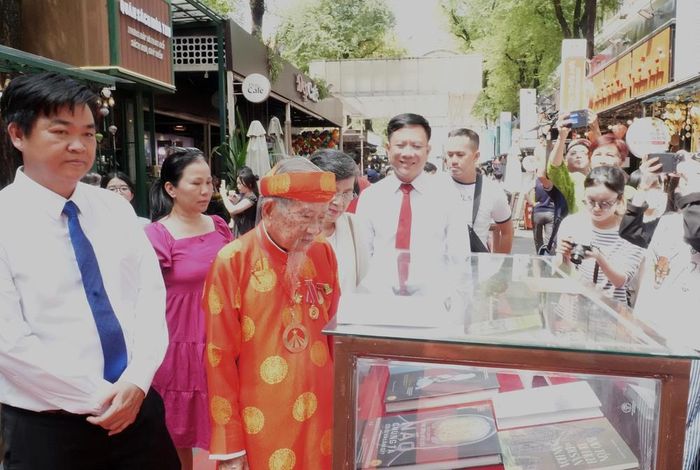 Sáng 18/4/2026 tại Đường sách TP.HCM, nhà nghiên cứu Nguyễn Đình Tư (106 tuổi) và các đại biểu tham quan triển lãm “Ngày Sách và Văn hóa đọc tại TP.HCM”. Ảnh: Hữu Duyên - TTXVN