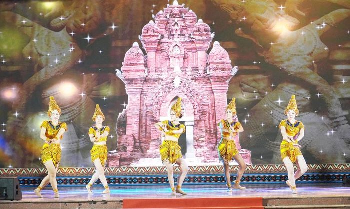 Tiết mục nghệ thuật múa Chăm trong Chương trình “Ngày Văn hóa các dân tộc Việt Nam” tỉnh Khánh Hòa năm 2026. Ảnh: Nguyễn Thành - TTXVN