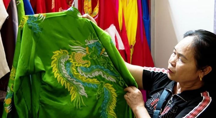 Những người tham gia tế sẽ được mặc trang phục tùy vào vai trò trong đội tế. Ảnh: Hải Yến - TTXVN