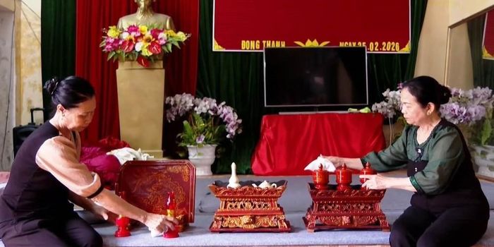 Đội tế Tổ dân phố Đông Thành, phường Tây Hoa Lư chuẩn bị nghi thức trong Lễ tế cửu khúc. Ảnh: Hải Yến - TTXVN