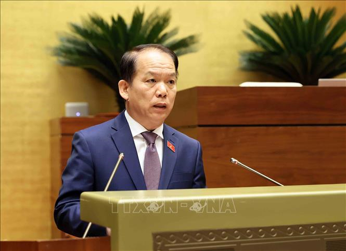 Bộ trưởng Bộ Tư pháp Hoàng Thanh Tùng trình bày tờ trình về dự thảo Nghị quyết của Quốc hội về thực hiện thí điểm chế định luật sư công.