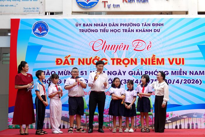  NSND Tạ Minh Tâm giao lưu, chỉ dẫn các em học sinh hát bài "Đất nước trọn niềm vui". Ảnh: THÚY BÌNH 