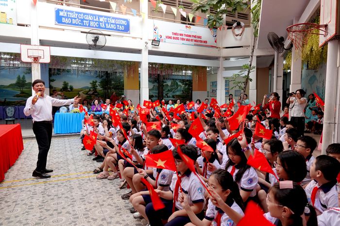 NSND Tạ Minh Tâm biểu diễn bài hát "Đất nước trọn niềm vui". Ảnh: THÚY BÌNH 