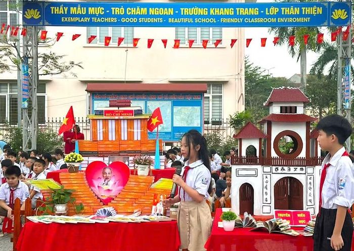 Học sinh Trường Tiểu học Trần Cao (xã Quang Hưng) giới thiệu những cuốn sách về Chủ tịch Hồ Chí Minh.