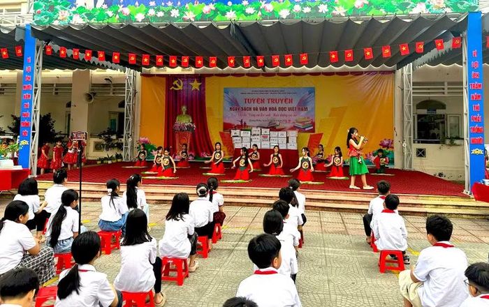 Tiết mục văn nghệ chào mừng Ngày hội sách và Văn hóa đọc năm 2026 của Trường Tiểu học Trần Cao (xã Quang Hưng).