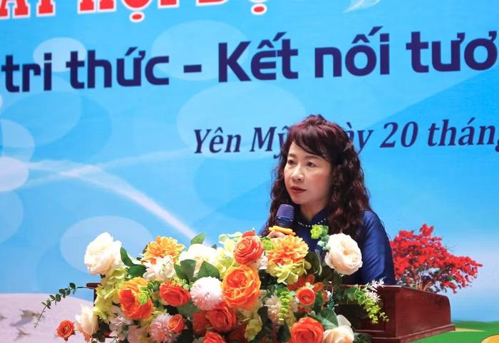 Cô Nguyễn Thị Thúy, Hiệu trưởng Trường Tiểu học Yên Mỹ I (xã Yên Mỹ) phát biểu khai mạc. Ảnh: Đinh Chiến