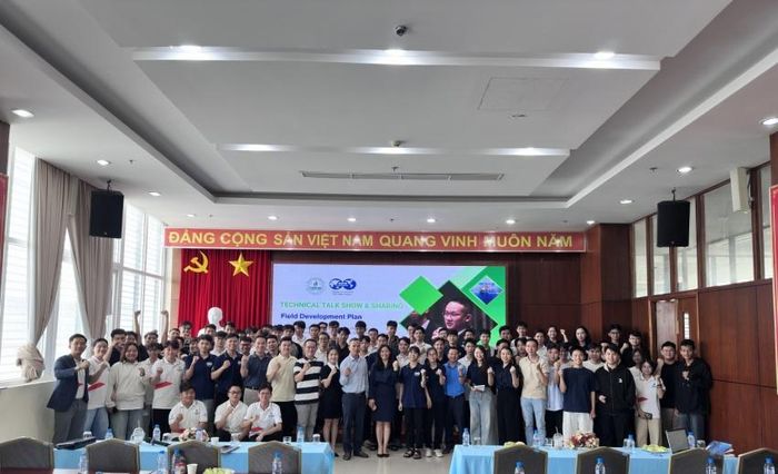 Thầy cô, diễn giả và sinh viên PVU tham dự chương trình.