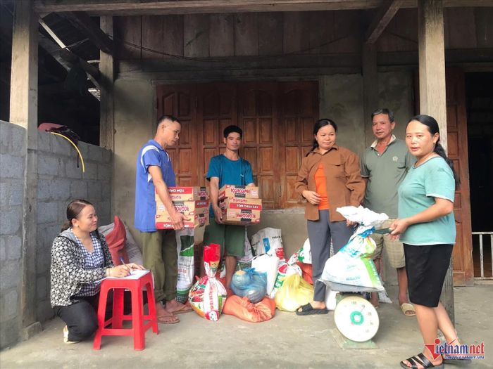 Thiên tai là gánh nặng khiến kết quả giảm nghèo cứ trầy trượt như người leo núi mùa mưa. Trong ảnh: Người dân thôn Đuông Nưa, xã Cao Minh, tỉnh Thái Nguyên đóng góp nhu yếu phẩm hỗ trợ đồng bào vùng lũ tháng 10/2025. Nguồn ảnh: UBND xã Cao Minh