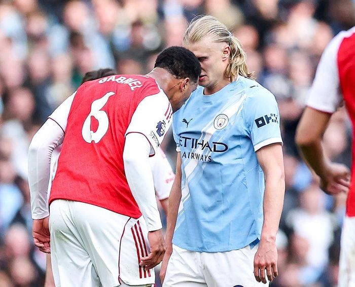 Trung vệ Arsenal kéo rách cả áo bên trong của Haaland, thoát thẻ đỏ nhờ Haaland hành xử đỉnh cao, giữ vẻ đẹp của bóng đá. Ảnh: Fabrizio Romano