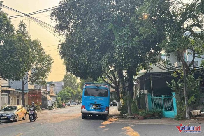 Ô tô đỗ ngay khu vực ngã ba, tiềm ẩn nguy cơ mất an toàn giao thông. Ảnh: Hải Dương