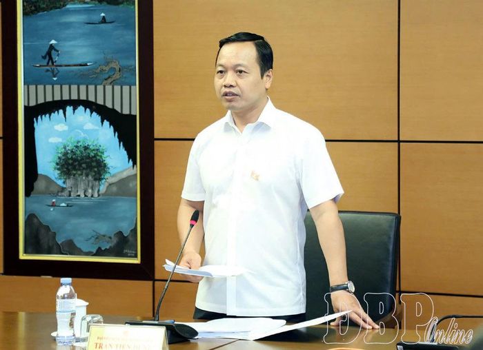 Đại biểu Trần Tiến Dũng, Ủy viên Trung ương Đảng, Bí thư Tỉnh ủy, Trưởng đoàn ĐBQH tỉnh Điện Biên phát biểu chủ trì phiên thảo luận.