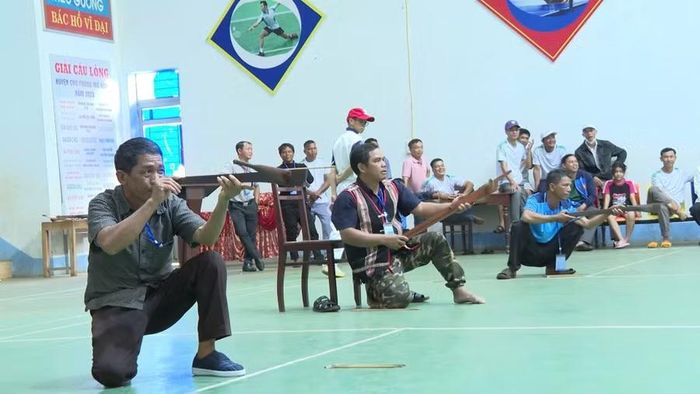 Các vận động viên thi đấu môn bắn nỏ. Ảnh: R.H