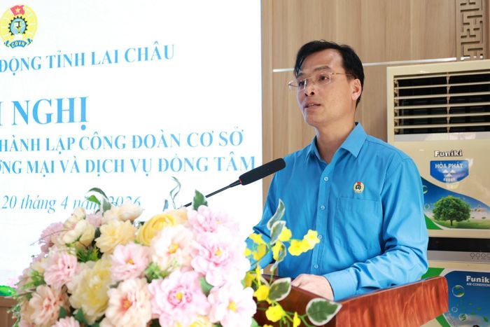 Đồng chí Phạm Ngọc Đang - Phó Chủ tịch LĐLĐ tỉnh phát biểu chúc mừng tại hội nghị.