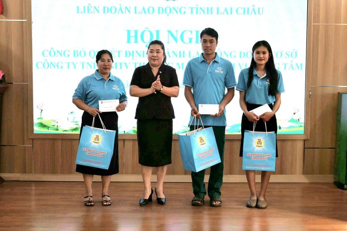 Đồng chí Lò Thị Hằng - Phó Chủ tịch LĐLĐ tỉnh tặng quà cho 3 đoàn viên công đoàn công ty.