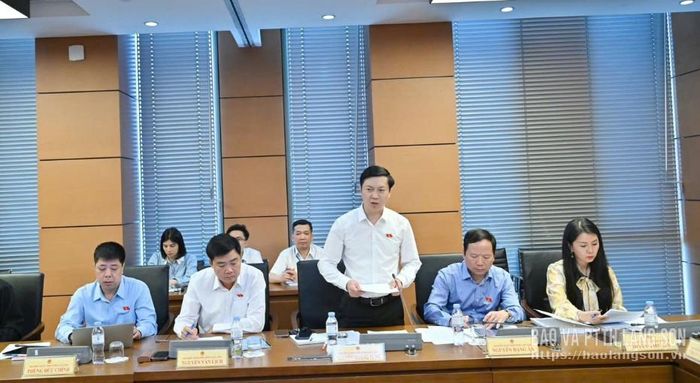 Đại biểu Nguyễn Hoàng Tùng, Ủy viên Ban Thường vụ Tỉnh ủy, Phó Chủ tịch Thường trực Ủy ban MTTQ Việt Nam tỉnh, ĐBQH tỉnh phát biểu thảo luận tại tổ 