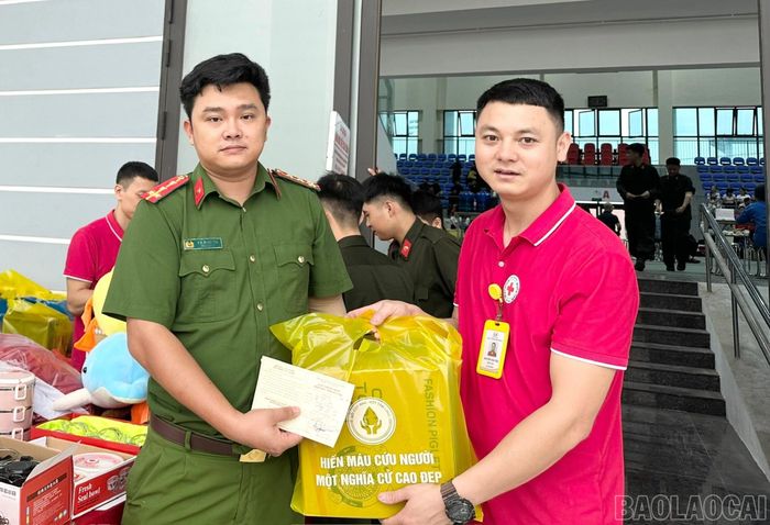 Tặng quà tri ân tình nguyện viên.