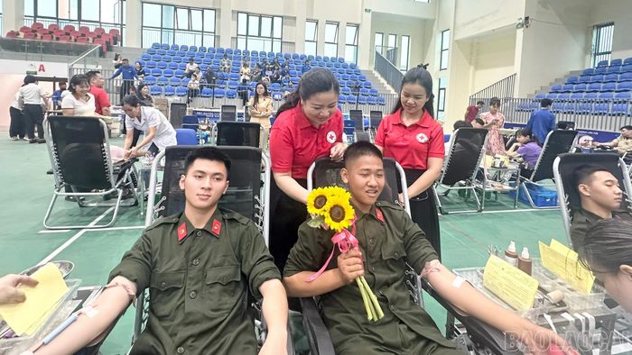 Ngày hội thu hút nhiều tình nguyện viên hiến máu.