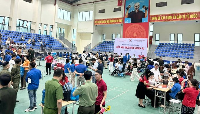 Quang cảnh chương trình hiến máu tình nguyện tại xã Yên Bình.