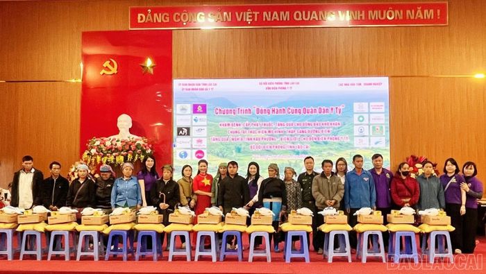 Chương trình trao tặng 200 suất quà cho hộ nghèo.
