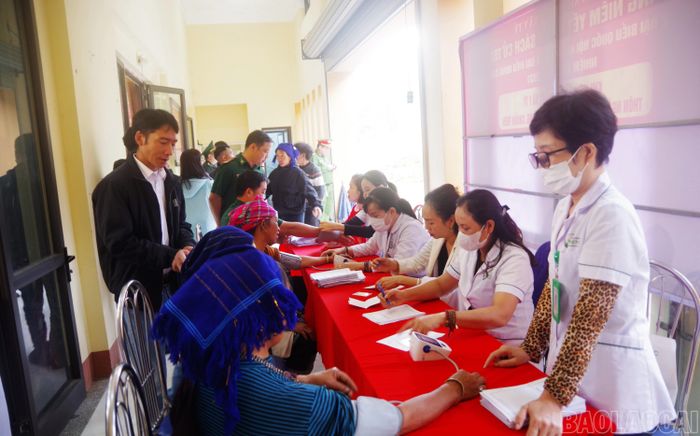 Hơn 800 người dân xã Y Tý được khám bệnh và phát thuốc miễn phí.