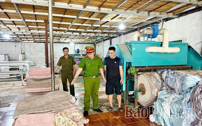 Công an xã Tam Hồng kiểm tra, hướng dẫn chủ cơ sở đảm bảo an toàn PCCC trong quá trình sản xuất.