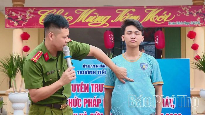 Cán bộ Phòng cảnh sát PCCC và CNCH, Công an tỉnh hướng dẫn kỹ năng sơ cấp cứu ban đầu đối với người bị đuối nước, góp phần trang bị những kiến thức, kỹ năng cần thiết để xử lý kịp thời các tình huống khẩn cấp.