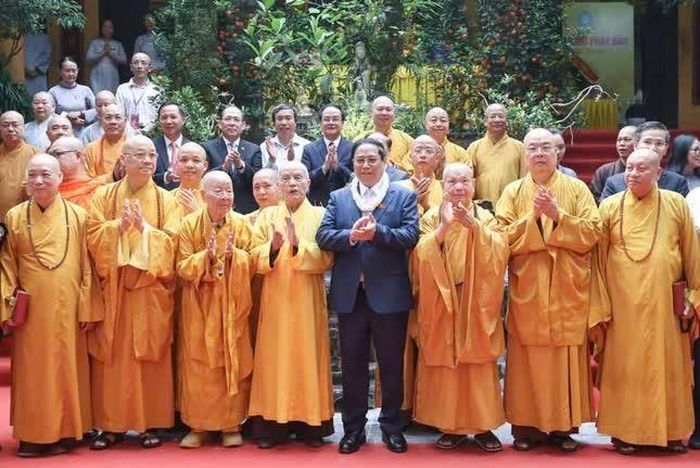 Trưởng lão Hòa thượng Thích Thanh Dục (thứ ba từ trái sang) cùng chư vị giáo phẩm Hội đồng Chứng minh, Hội đồng Trị sự đón tiếp Thủ tướng Phạm Minh Chính đến chùa Quán Sứ - trụ sở Trung ương Giáo hội chúc mừng Đại lễ Phật đản Phật lịch 2568 - Dương lịch 2024