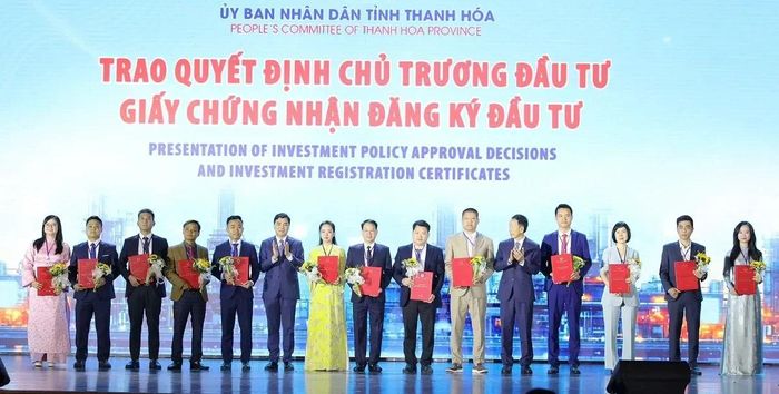 Tại Hội nghị xúc tiến đầu tư tỉnh Thanh Hóa năm 2026, UBND tỉnh đã trao Quyết định chủ trương đầu tư, Giấy chứng nhận đăng ký đầu tư và ký Biên bản ghi nhớ đầu tư đối với hàng chục dự án. Ảnh: Minh Hiếu