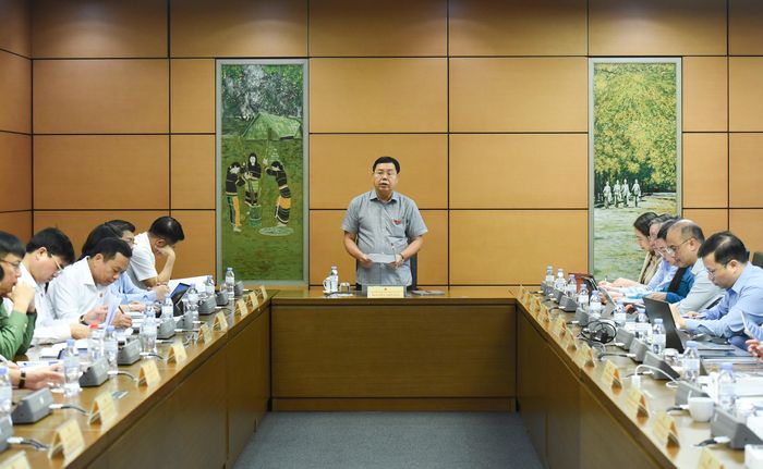 Các đại biểu tham dự thảo luận tại Tổ 13