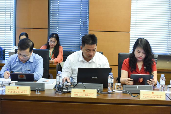Các đại biểu Đoàn ĐBQH An Giang tham gia phiên thảo luận ở Tổ 13