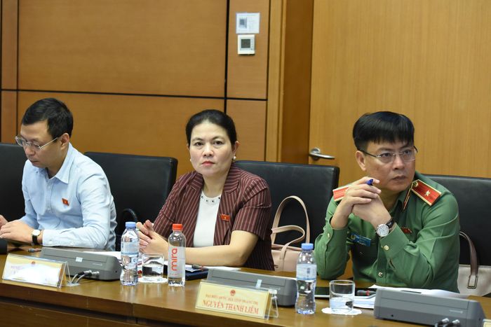 Các đại biểu Đoàn ĐBQH Quảng Trị tham gia thảo luận ở Tổ 13