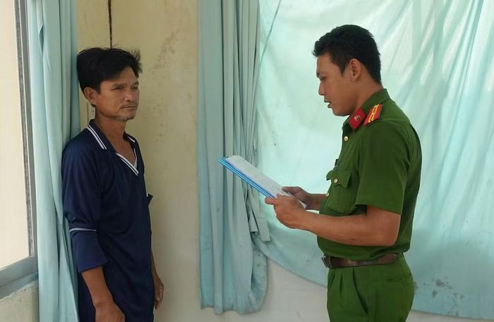 Cán bộ điều tra tống đạt quyết định tố tụng đối với bị can Trương Văn Tài.