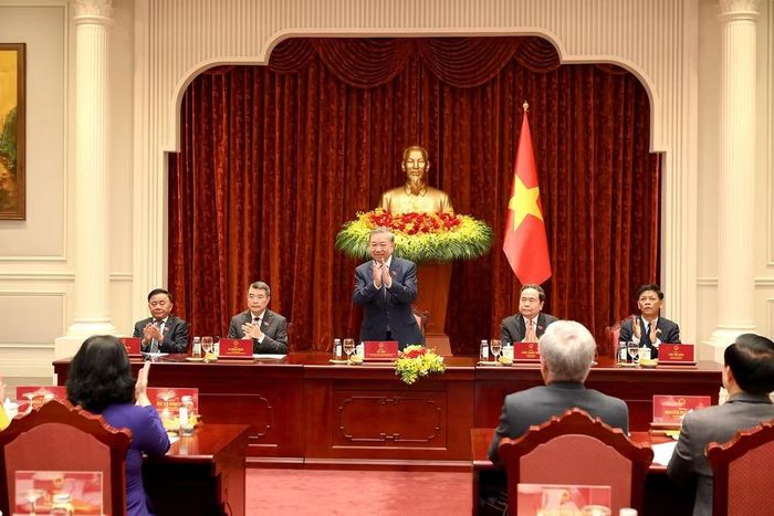 Tổng Bí thư, Chủ tịch nước Tô Lâm và các đồng chí lãnh đạo Đảng, Nhà nước chủ trì cuộc gặp mặt. (Ảnh: ĐĂNG KHOA)