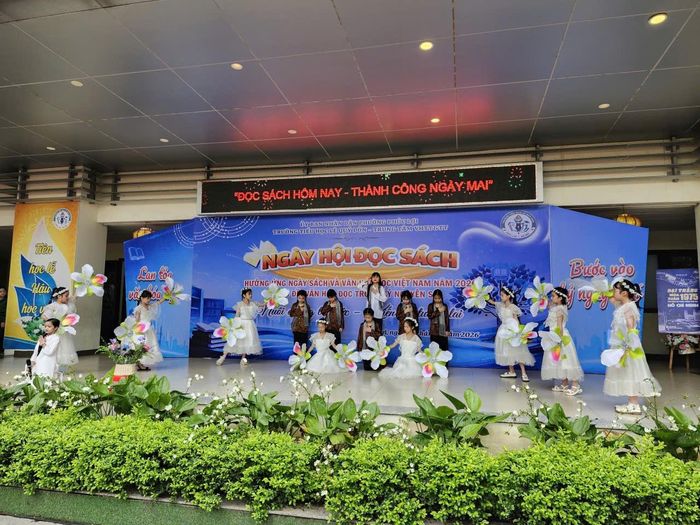 Kể chuyện bằng hình ảnh về nữ anh hùng miền đất đỏ Võ Thị Sáu của học sinh Trường Tiểu học Lê Quý Đôn. Ảnh: Nguyễn Bình